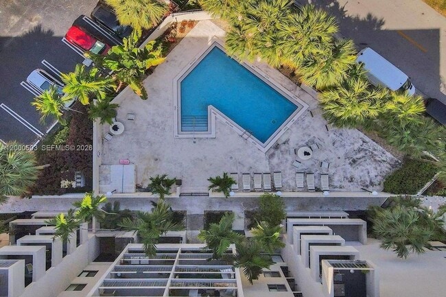 Photo - 2715 Tigertail Ave Unidad 204