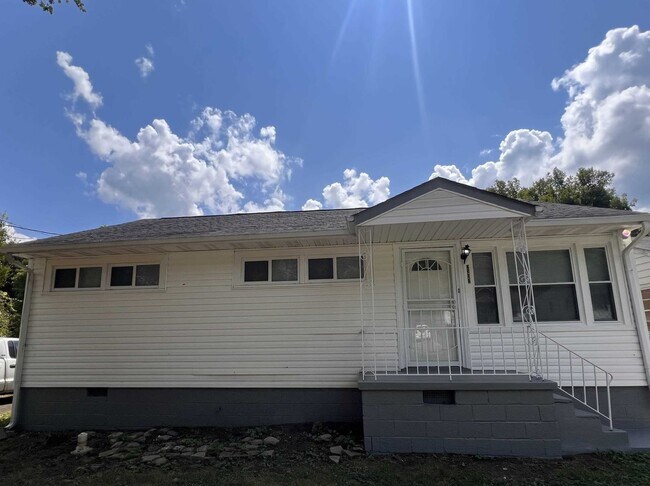 Adorable, remodeled 3br/1ba house close to... - Adorable, remodeled 3br/1ba house close to...