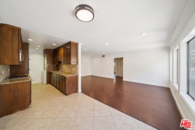 Photo - 133 N Swall Dr Unidad 102