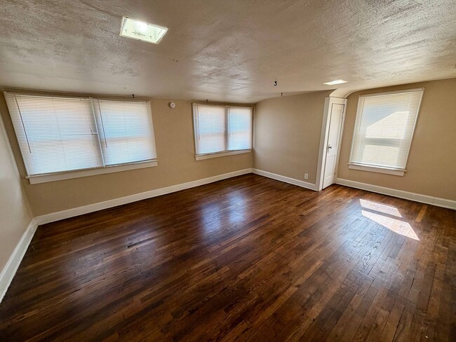 Photo - 210 N Ash Ave