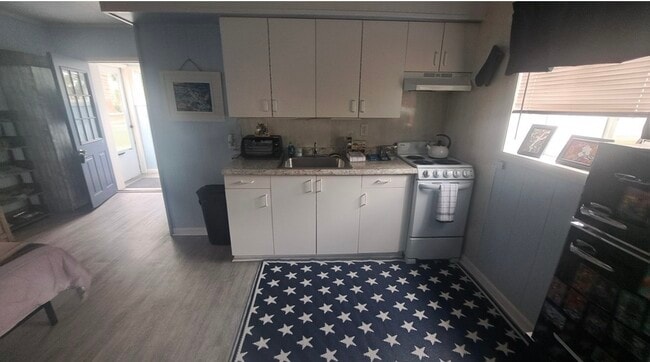 kitchen area - 2315 Martins Point Rd Unit Martin's Point Cottage
