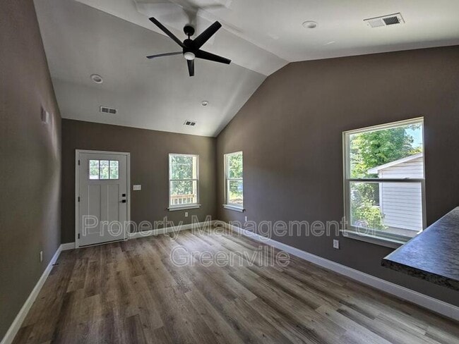 Photo - 305 Appian Dr