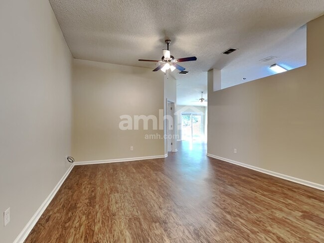 Photo - 840 Mackenzie Cir