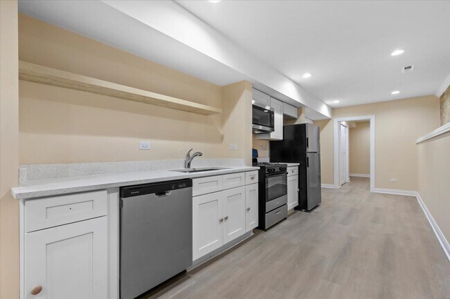 Photo - 1635 N Ashland Ave Apartment Unit G