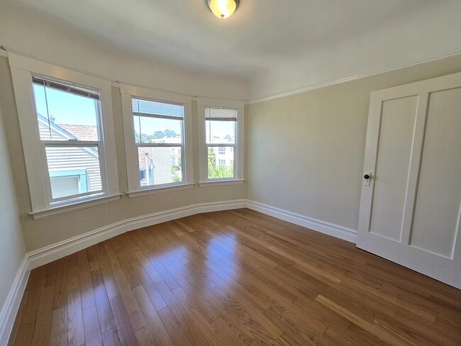 Photo - 1042 Irving St