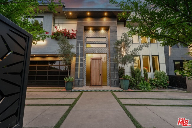 Photo - 5415 Amestoy Ave