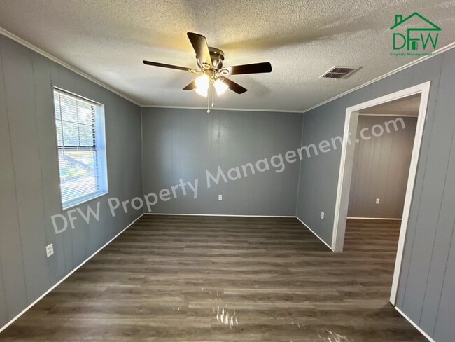 Photo - Charming 2-Bedroom Upstairs Apartment in Irving – Convenient Location, Fenced Yard, and More!