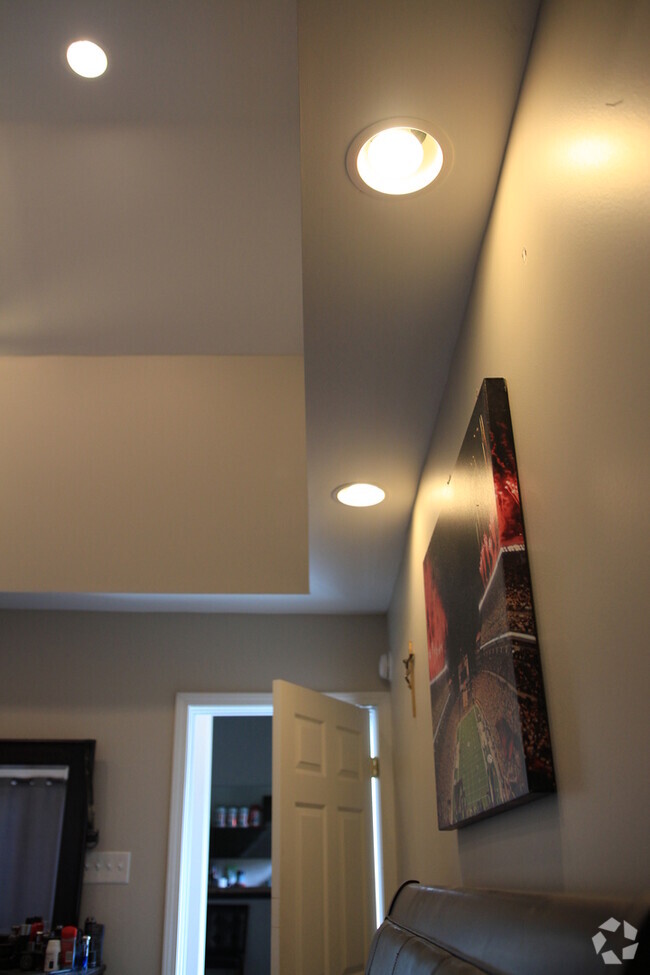 Building Photo - 2324 Berg St Unit Top Rental