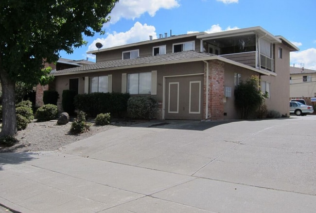 Building Photo - 646 Arbutus Ave Unit 4