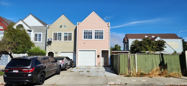 Building Photo - 2 bedroom 2 bath townhome close by Richmon...