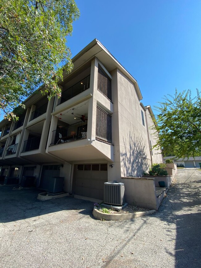 Photo - Alamo Heights Gem ~  2 / 2.5 Multi-Level C...