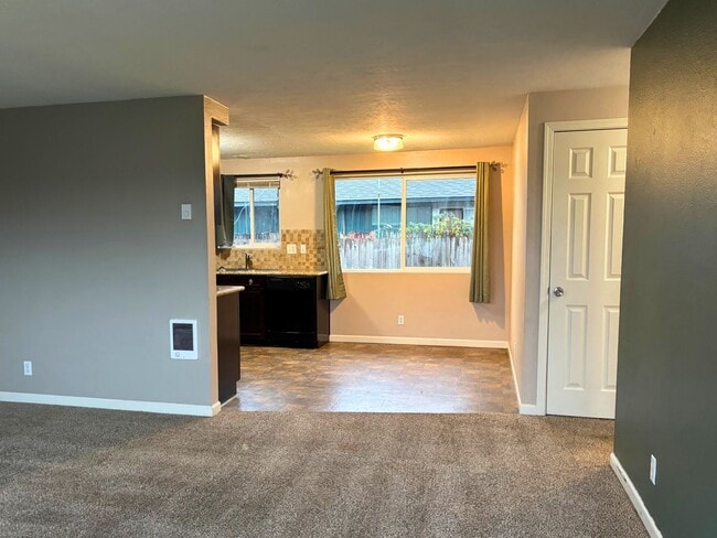 Photo - Springfield Duplex- 2 bedroom/1 bath updated unit ~No Application Fees~ Unit 488