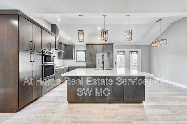 Building Photo - 5346 Palisades Ave Rental