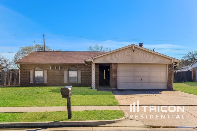 Photo - 800 Levelland Dr House