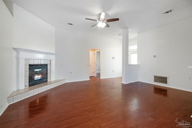 Photo - 1490 Newcastle Way
