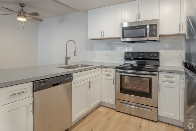 2BR, 2BA - 947SF