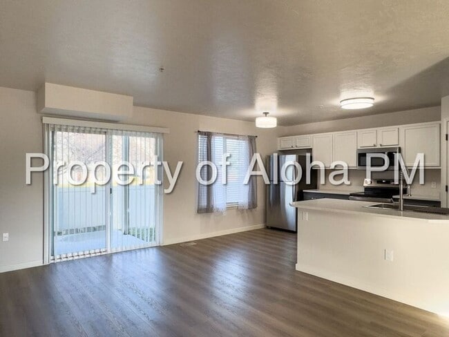 Photo - 1069 W Pine Ave