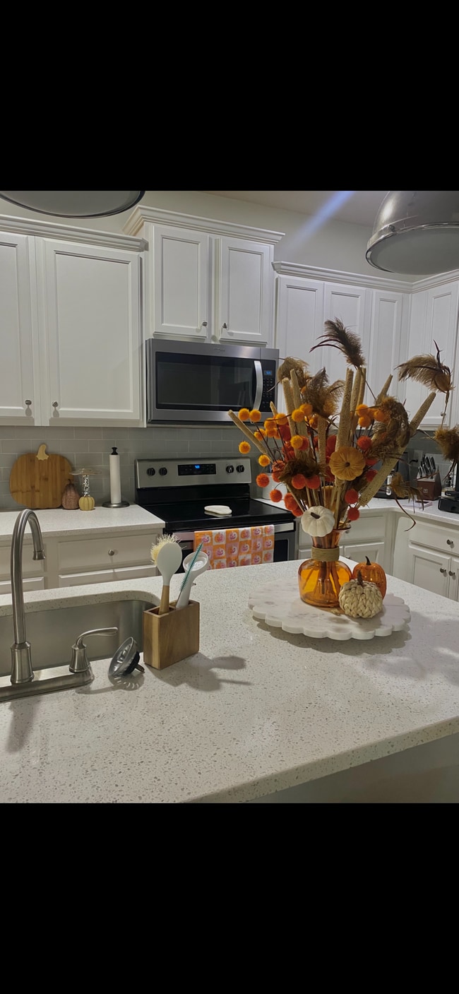 Photo - 325 Lorien Way