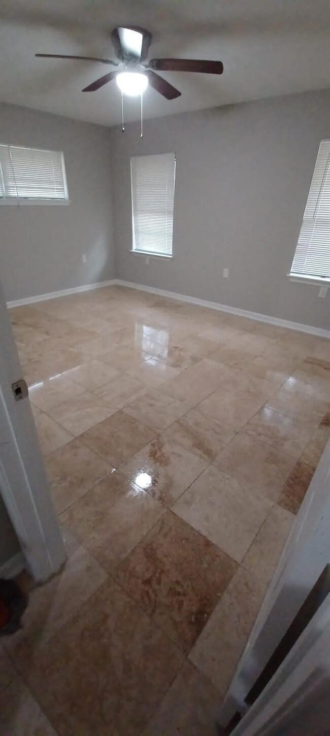 Photo - 1017 Oak Dr