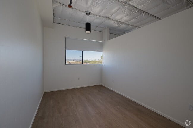 1BR, 1BA - 590SF - Bedroom - The Broadmoor