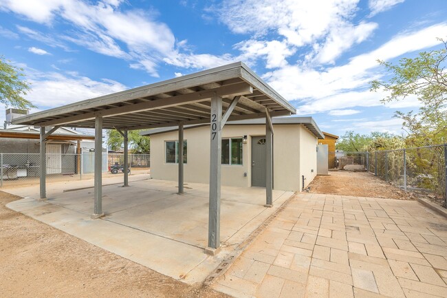 Building Photo - 207 E Valeska Rd