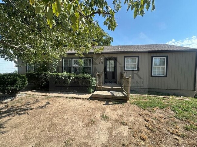 Building Photo - 613 N Sunset Dr Rental