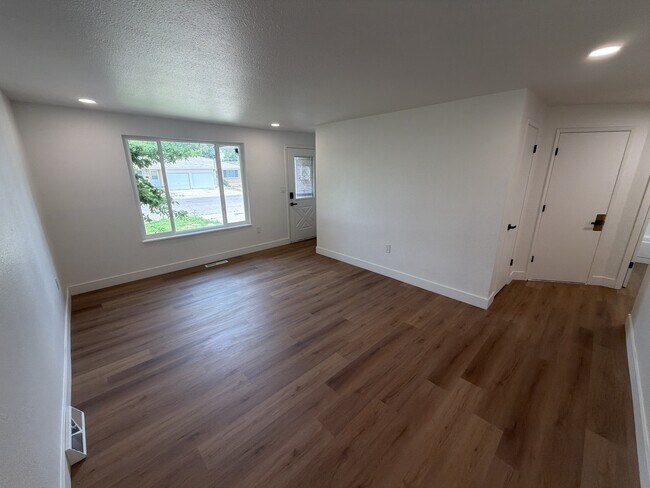 Photo - 250 N 11th Ct