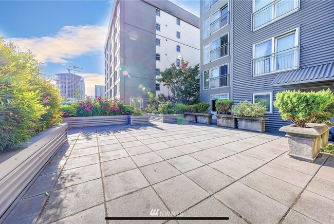 Building Photo - 103 Bellevue Ave E Unit 201 Rental