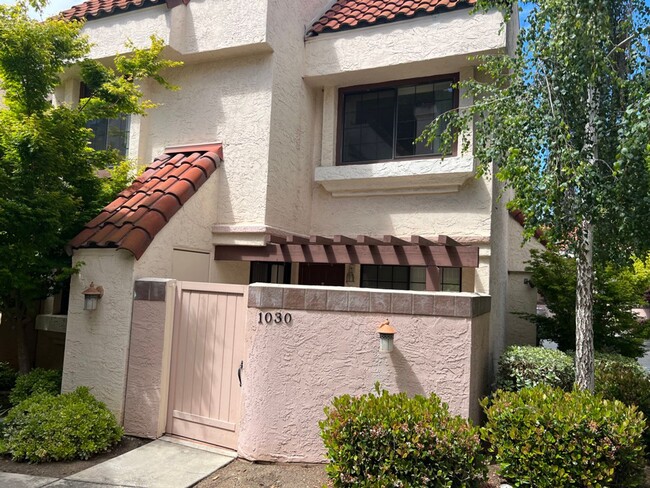 Spacious 2 bed 2.5 bath townhouse close to... - Spacious 2 bed 2.5 bath townhouse close to...