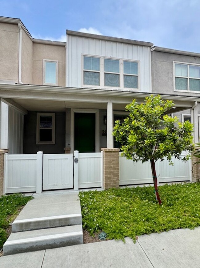 Newer 3 bedroom townhome in Simi Valley - Newer 3 bedroom townhome in Simi Valley