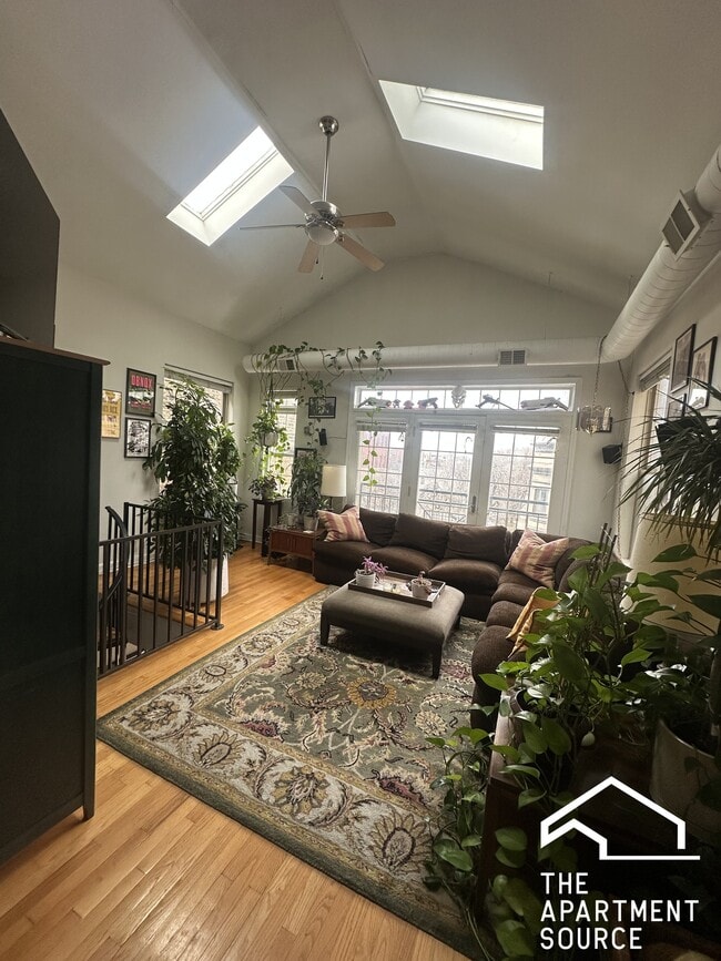 Building Photo - 1627 W Grand Ave Unit 3