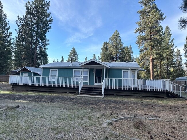 Building Photo - Adorable home in La Pine area, 1.5 acres fully fenced!!