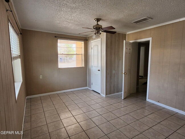 Photo - 323 Singh St