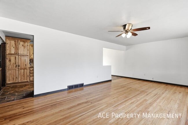 Photo - 209 Wedgewood Dr