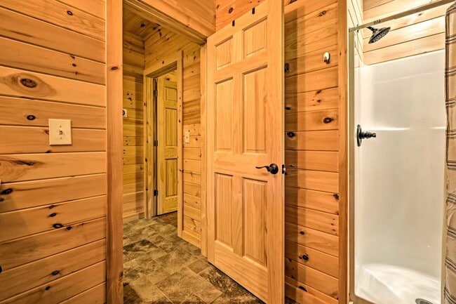 Photo - 426 Summit Woods Rd