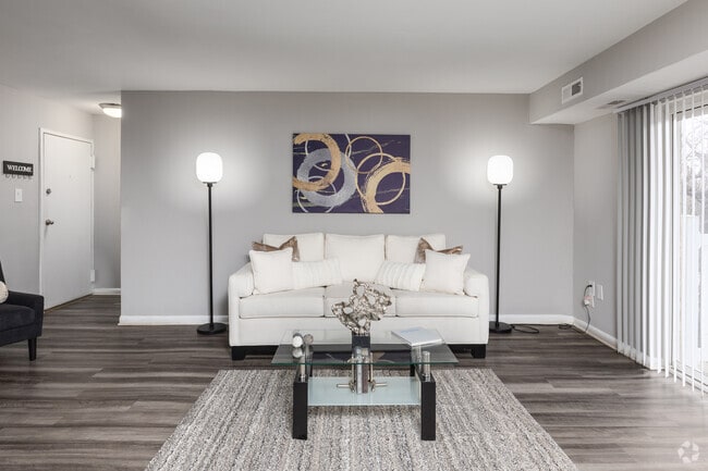 2BR, 2BA - 1,004SF - Living - Admiral Place