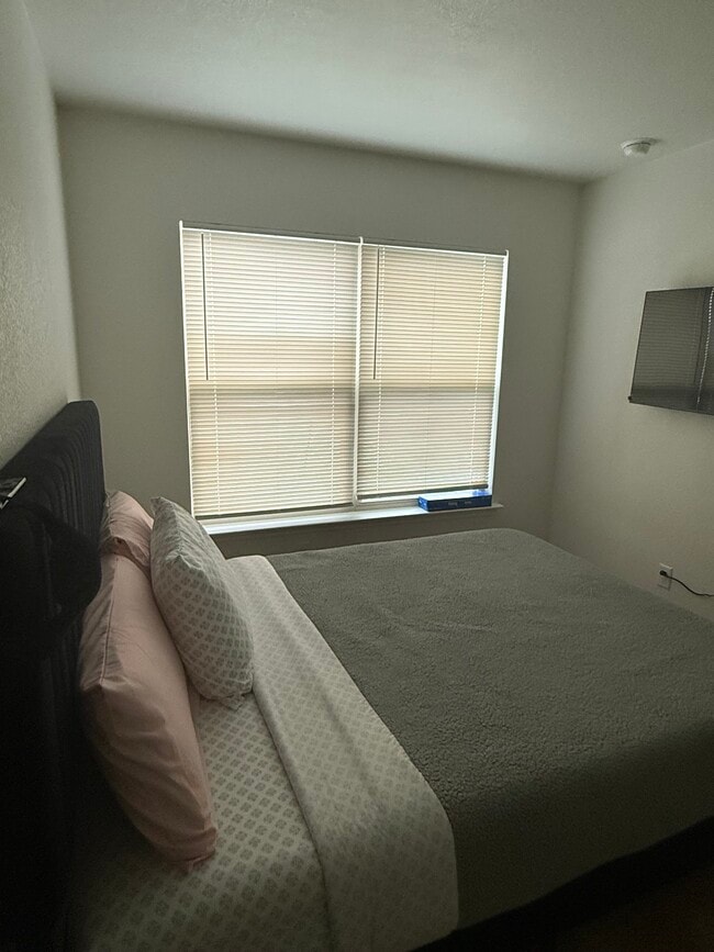 Building Photo - 1165 Lindsey Dr Unit B