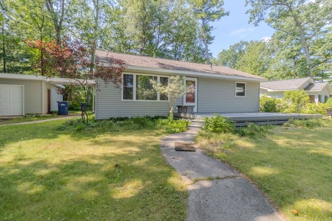 Photo - The Little Bungalow of Your Dreams Near East Bay! 2BR / 1BA Long-Term Rental