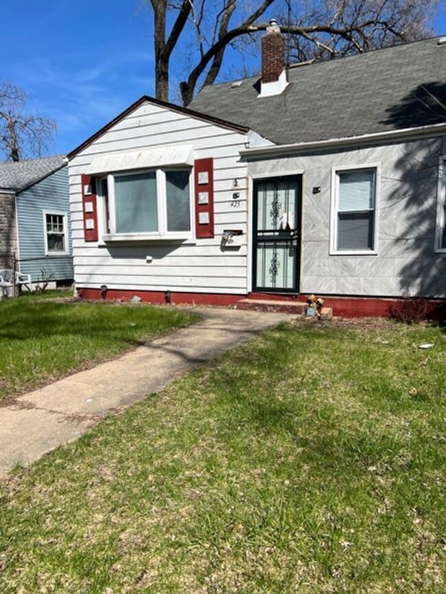 Building Photo - 3 Bedroom Home with 1.5 Bathrooms