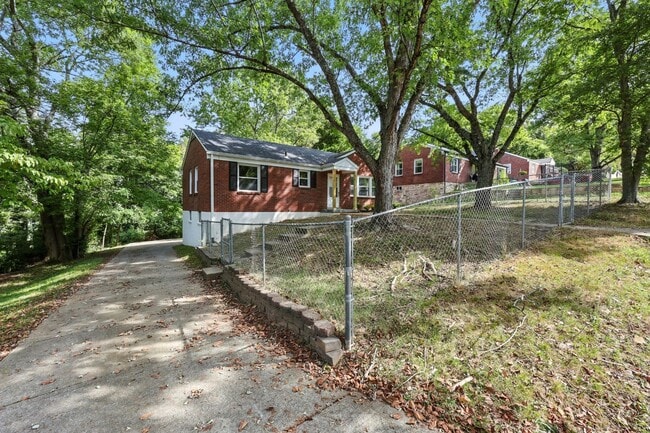 Photo - 3 Bedroom Pet Friendly Home For Rent Near Downtown Clarksville