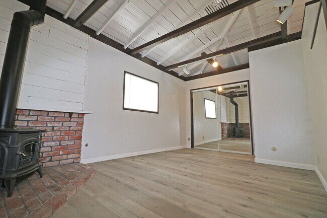 Photo - Lincoln Avenue Unidad 1055 1/2