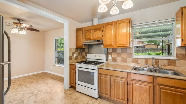 Photo - 218 E Villaret Blvd