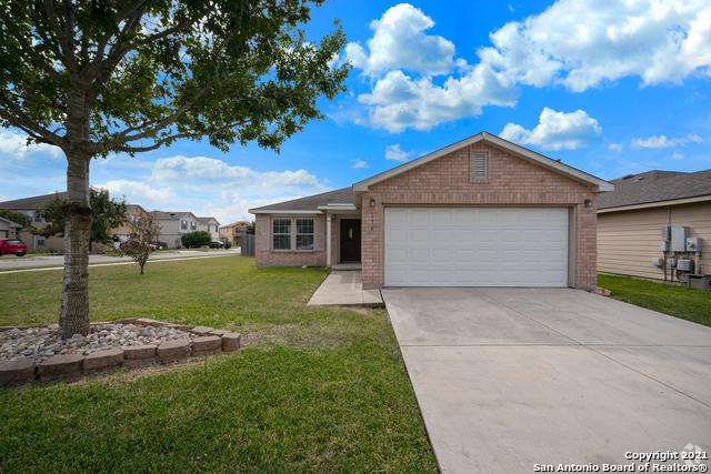 Building Photo - "Charming 3-Bedroom Home with 2 Full Baths...