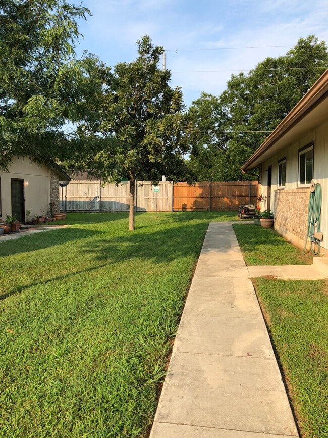 Countryside Apartments Floresville, TX
