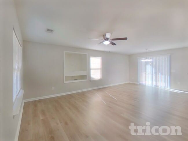 Photo - 258 Drooping Leaf Ln