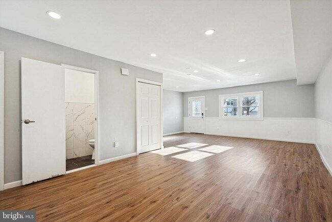 Photo - 1375 Abbey Way