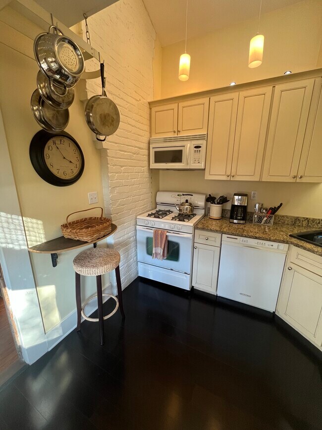 Photo - 147 E Chestnut St Apartments Unit 3