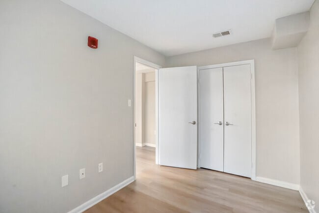 2BR, 1BA - 730SF