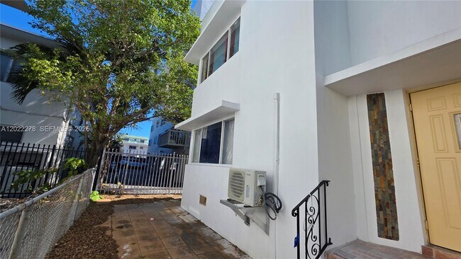 Photo - 7629 Dickens Ave Unidad 4