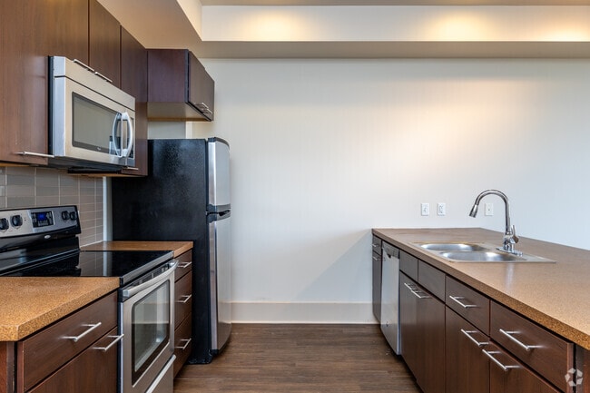2BR, 1BA - 975 SF